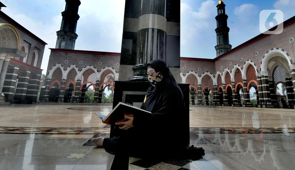 Umat muslim bertadarus Alquran di Masjid Kubah Emas, Depok, Jawa Barat, Jumat (16/4/2021). Bulan suci Ramadhan dimanfaatkan umat muslim untuk memperbanyak amalan dan ibadah di antaranya sholat sunah, zikir, dan tadarus Alquran.
(merdeka.com/ Arie Basuki)