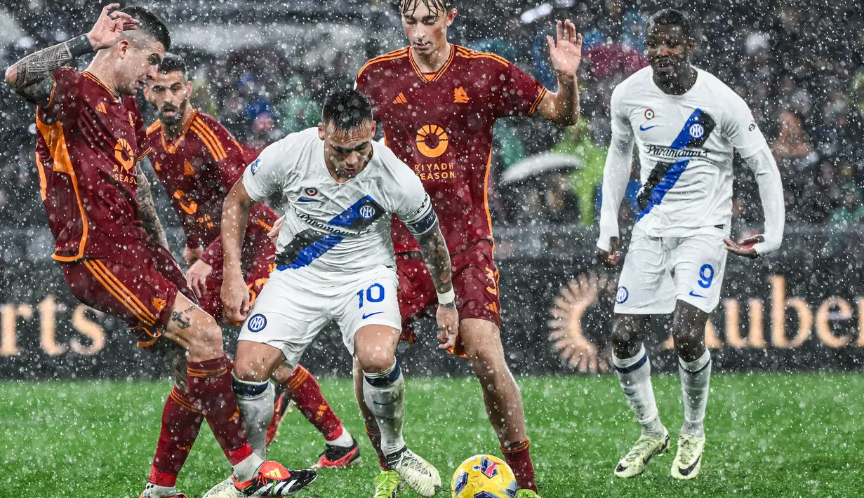 Saat ini, AS Roma berada di urutan lima klasemen sementara Liga Italia dengan 38 poin dari 24 laga. (Alberto PIZZOLI/AFP)