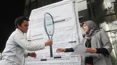Aktivis ICW membawa replika surat raksasa dan raket diserahkan kepada KPK sebagai bentuk protes di Gedung KPK, Jakarta, Senin (26/8/2019). Mereka meminta KPK untuk memberikan laporan hasil dugaan pelanggaran etik mantan Deputi Penindakan KPK yang juga Capim KPK Firli Bahuri.(merdeka.com/Dwi Narwoko)