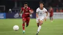 <p>Pemain Timnas Indonesia,&nbsp;Yakob Sayuri (kiri) berebut bola dengan pemain Kamboja dalam laga Grup A Piala AFF 2022 di Stadion Utama Gelora Bung Karno, (SUGBK), Jumat (23/12/2022). (Bola.com/Bagaskara Lazuardi)</p>