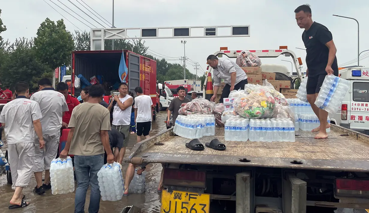 Ribuan orang telah dievakuasi ke tempat penampungan di sekolah dan bangunan umum lainnya di pinggiran kota Beijing dan di kota terdekat Tianjin dan Zhuozhou. (AP Photo/Andy Wong)