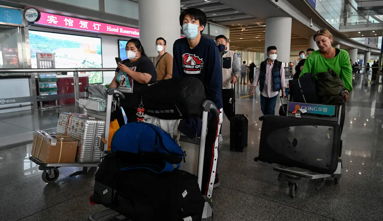 Suasana aula kedatangan untuk penerbangan internasional di Bandara Internasional Ibukota di Beijing, China, Selasa (14/3/2023). Pada Maret 2020, China untuk sementara melarang masuknya WN asing dengan visa dan izin tinggal yang sah dan berhenti mengeluarkan visa baru karena pandemi Covid-19.(Photo by Jade GAO / AFP)