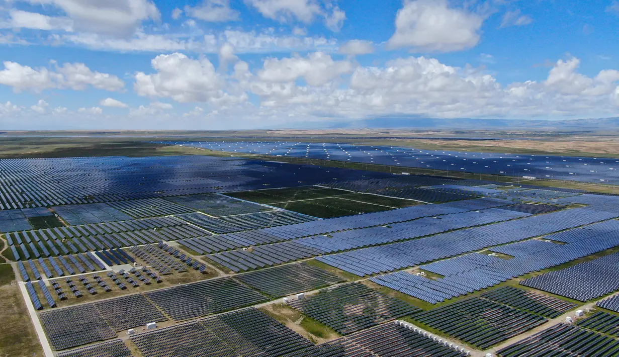 Foto hasil bidikan dari udara yang diabadikan pada 17 Agustus 2020 ini menunjukkan pembangkit listrik tenaga surya di kawasan pengembangan industri hijau di Prefektur Otonom Etnis Tibet Hainan, Provinsi Qinghai, China barat laut. (Xinhua/Zhang Long)