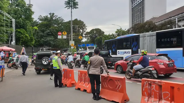 Antisipasi demonstrasi buruh, polisi melakukan penutupan jalur di kawasan Istana Kepresidenan. (Liputan6.com/Nanda Perdana Putra)