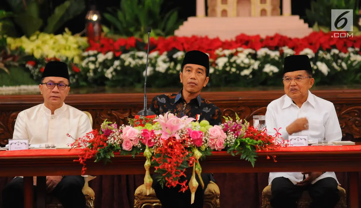 Presiden Joko Widodo atau Jokowi (tengah) didampingi Wapres Jusuf Kalla (kanan) dan Ketua MPR Zulkifli Hasan saat menerima pimpinan lembaga negara untuk buka puasa bersama di Istana Negara, Jakarta, Senin (6/5). (Liputan6.com/Angga Yuniar)