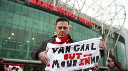 Fans Manchester United membawa banner yang menginginkan Jose Mourinho untuk menggantikan posisi Louis Van Gaal sebagai pelatih Setan Merah. (Reuters/Jason Cairnduff)