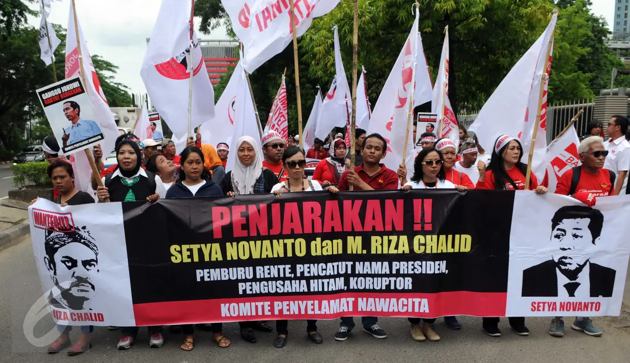 Ratusan pendukung Jokowi membawa spanduk saat mendatangi Gedung KPK, Jakarta, Selasa (15/12). Mereka menuntut agar KPK ikut mengusut kasus 'papa minta saham' yang melibatkan Ketua DPR Setya Novanto dan pengusaha Riza Chalid. (Liputan6.com/Helmi Afandi)