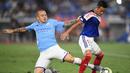 Bek Manchester City, Angelino, berebut bola dengan gelandang Yokohama Marinos, Takuya Kida, pada laga pramusim di Stadion Yokohama, Jepang, Sabtu (27/7). Yokohama kalah 1-3 dari City. (AFP/Charly Triballeau)
