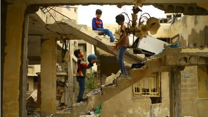Salah satu bangunan di Gaza yang runtuh dan tinggal puing-puing pasca-serangan Israel (AFP)
