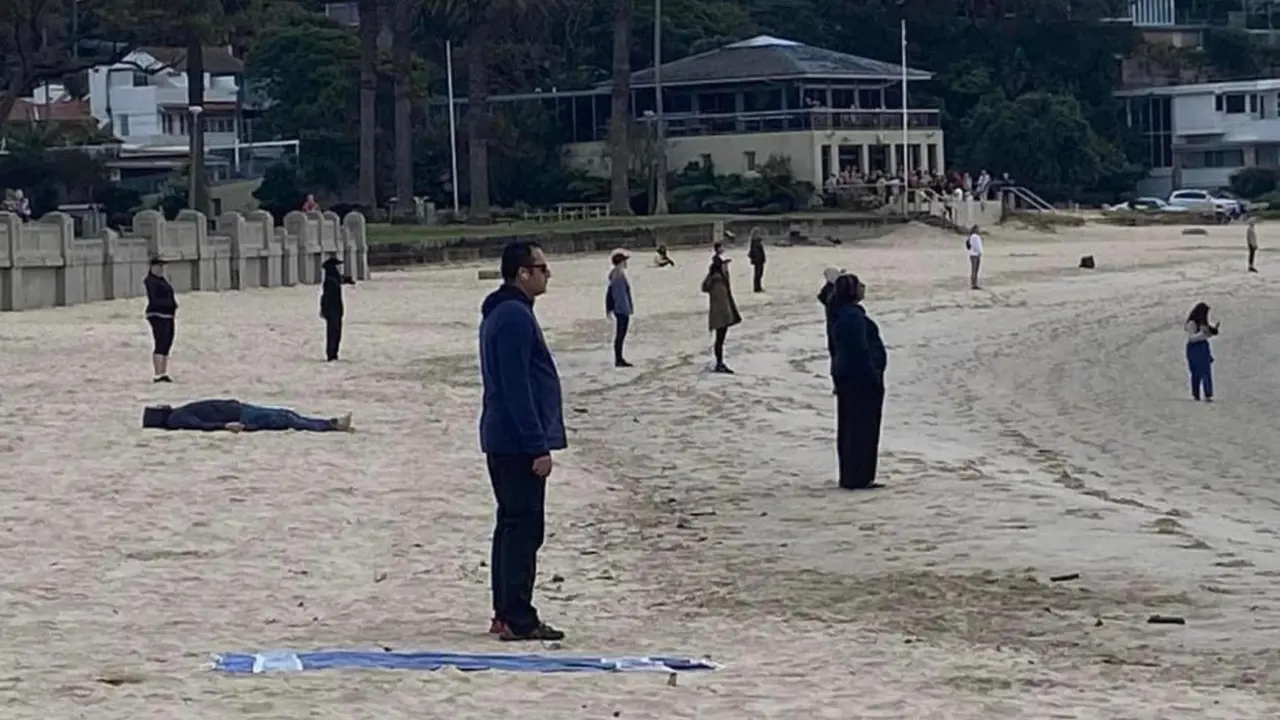 Viral Foto Menyeramkan Kelompok Berpakaian Serba Hitam Menghadap Pantai