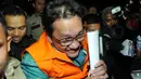 Ricky Tampinongkol digiring menuju mobil tahanan usai diperiksa KPK, Jakarta, Rabu (2/12/2015). Ricky Tampinongkol adalah satu dari 8 orang yang tertangkap OTT oleh penyidik KPK di kawasan Serpong. (Liputan6.com/Helmi Afandi)