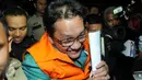 Ricky Tampinongkol digiring menuju mobil tahanan usai diperiksa KPK, Jakarta, Rabu (2/12/2015). Ricky Tampinongkol adalah satu dari 8 orang yang tertangkap OTT oleh penyidik KPK di kawasan Serpong. (Liputan6.com/Helmi Afandi)