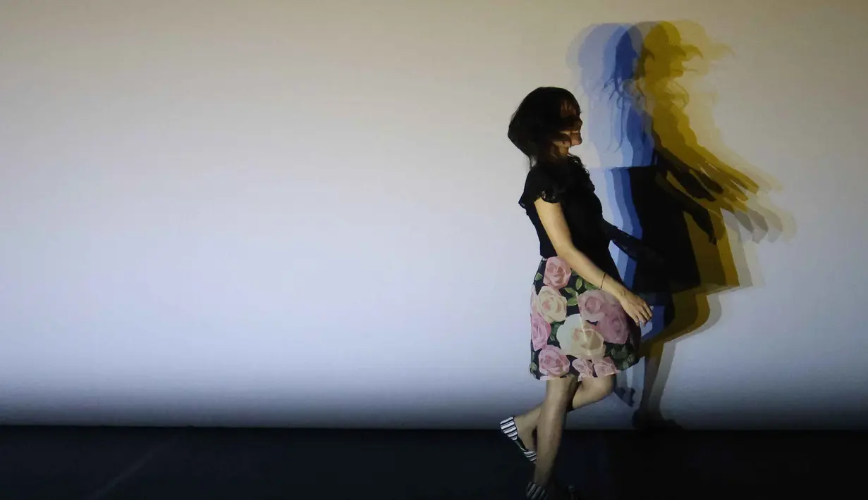 Pameran ini sekaligus menandai presentasi solo pertama Olafur Eliasson di Indonesia. Tampak dalam foto, pengunjung menikmati koleksi seni modern dan kontemporer karya Olafur Eliasson di Museum of Modern and Contemporary Art in Nusantara (MACAN), Jakarta, Minggu 12 April 2026. (Kapanlagi.com/Budy Santoso)