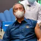 PM Malaysia Muhyiddin Yassin disuntik vaksin COVID-19 buatan Pfizer. Dok: Twitter @MuhyiddinYassin