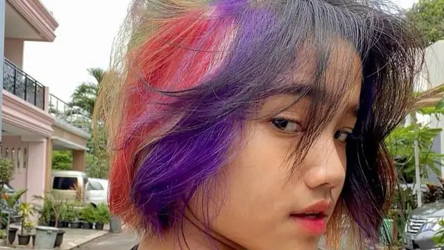 10 Potret Transformasi Gaya Rambut Fuji yang Kini Genap 20 Tahun, Selalu Keren
