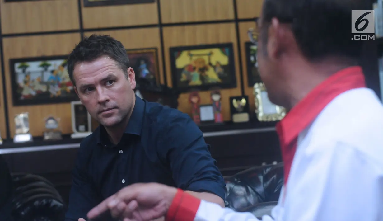 Mantan pemain Timnas Inggris, Michael Owen (kiri) berbincang dengan Sesmenpora, Gatot S Dewa Broto di kantor Kemenpora, Jakarta, Senin (5/2). Owen berencana mendirikan Michael Owen Footbal Centre di Indonesia. (Liputan6.com/Helmi Fithriansyah)