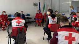 Sejumlah pakar medis China berbicara dengan dokter setempat dan staf Palang Merah di Padova, Italia (17 /3/2020). Pakar medis China pada Selasa (17/3) tiba di Padova dari Roma. (Xinhua/Qin Xiaoli)