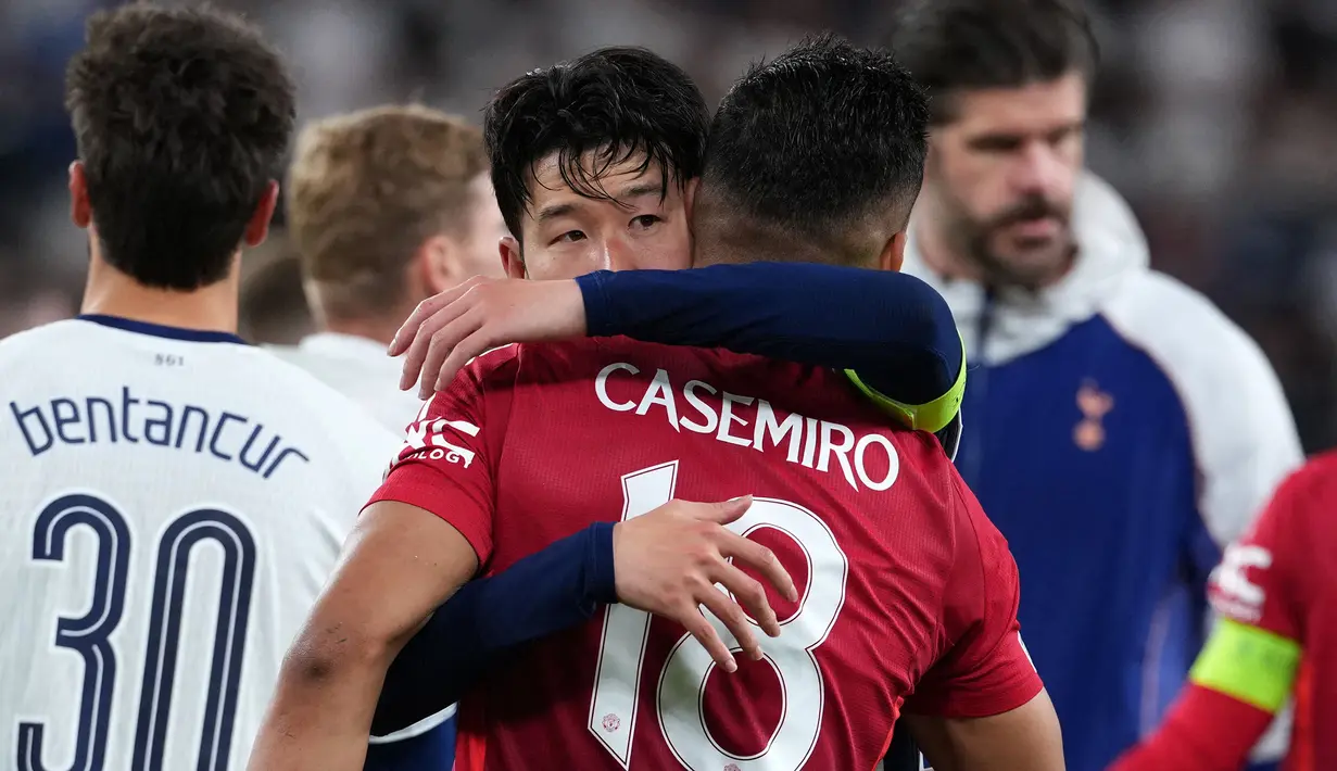 Pemain Tottenham Hotspur, Son Heung-min memeluk pemain Manchester United, Casemiro setelah laga final Liga Europa 2024/2025 melawan Manchester United di Stadion San Mames, Bilbao, Spanyol, Kamis (22/05/2025) WIB. (AFP/Cesar Manso)