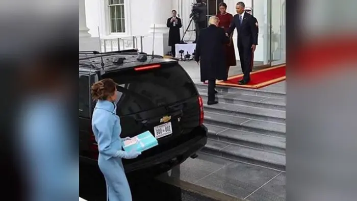 Donald Trump meninggalkan Melania saat menyapa Barack dan Michelle Obama (Twitter @MerillMarkoe)