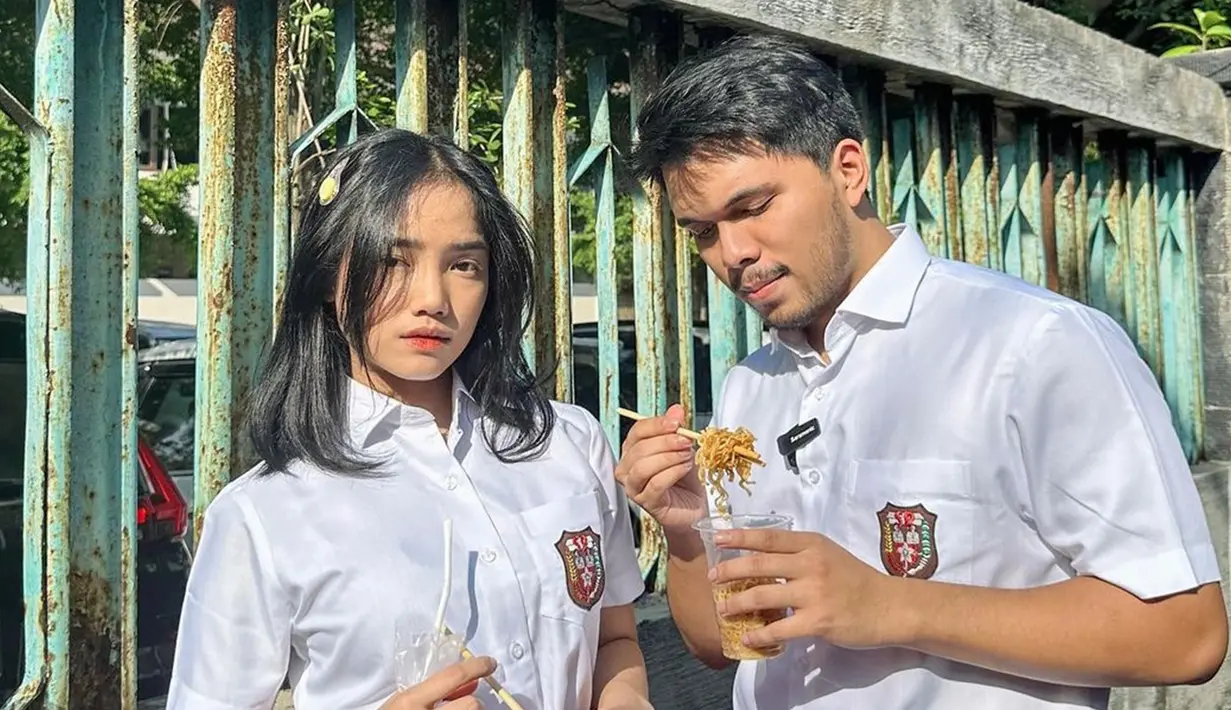 Pasalnya, dalam unggahan di akun Instagram, keduanta tampil kompak menggunakan seragam SD. Tak sampai disitu saja, Fuji dan Thariq juga terlihat begitu santai memakan jajanan SD yang ada di pinggir jalan. (Liputan6.com/IG/@fuji_an)