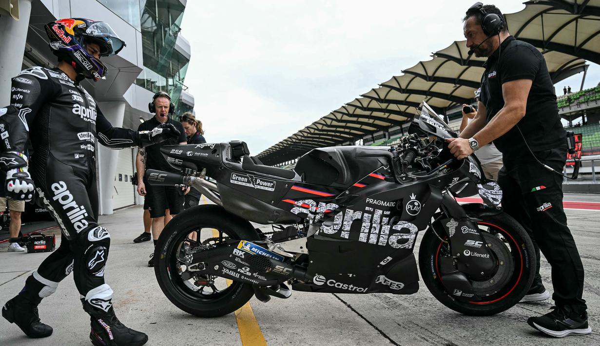 Pembalap Aprilia, Jorge Martin bersiap menunggangi motornya dalam tes pramusim MotoGP 2025 di Sirkuit Sepang, Malaysia, Rabu (05/02/2025). (AFP/ Mohd Rasfan)
