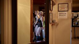 Madam Sonja Bandolik (kanan), dan Paris Envy berbaris untuk pelanggan di rumah bordil Love Ranch di Crystal, Nevada, (27/4). (AP Photo/John Locher)