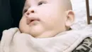Babysuit dari Fendi ini bisa dibilang menjadi salah satu outfit termahal yang dimiliki Rayyanza. Diperkirakan babysuit ini dijual dengan harga kisaran Rp8jutaan. (instagram/raffinagita1717)