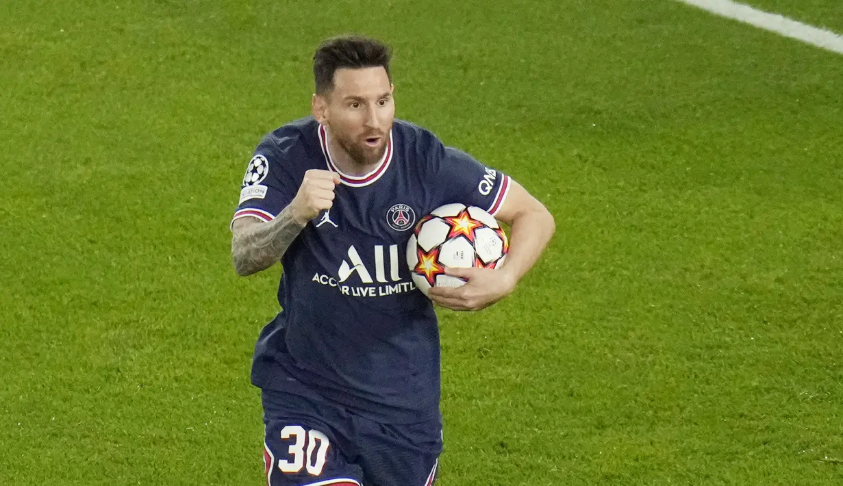 Di Laga ini Lionel Messi sukses menjadi pembeda. La Pulga berhasil memborong dua gol balasan sekaligus mengunci kemenangan PSG atas RB Leipzig menjadi 3-2. (AP/Christophe Ena)