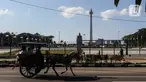 Warga berkeliling dengan delman di kawasan IRTI Monas, Jakarta, Jumat (21/8/2020). Jasa sewa delman untuk warga berkeliling kawasan Monas tersebut bertarif Rp50 ribu hingga Rp100 ribu. (Liputan6.com/Johan Tallo)