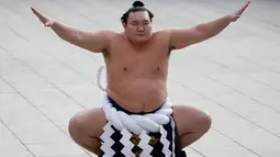 Juara sumo asal mongolia, Yokozuna Hakuho melakukan persiapan untuk ritual tahunan di Kuil Meiji di Tokyo, Jepang, (7/1). Ritual ini dalam perayaan tahun baru 2016. (REUTERS / Yuya Shino)