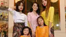 <p>Dalam rangka menyambut Hari Kartini, Sarwendah mengunggah potret dirinya memakai kebaya bersama kedua putrinya, Lucinta Luna, dan Fuji. (Instagram/sarwendah29).</p>