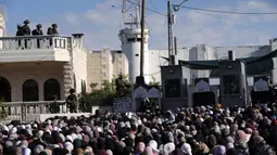 Ribuan warga muslim yang berduyun-duyun ke Masjid Al Aqsa mendapat pengamanan ketat dari aparat Israel. (AP Photo/Mahmoud Illean)