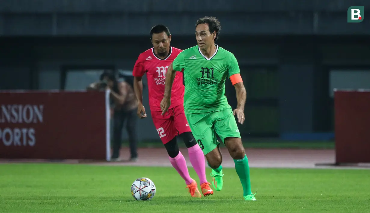 Sementara Tim Alessandro Nesta dihuni oleh Kurniawan Dwi Yulianto hingga Budi Sudarsono. (Bola.com/Bagaskara Lazuardi)