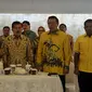 Wapres Jusuf Kalla (tengah) bersama Ketum Partai Golkar versi munas Bali Aburizal Bakrie dan Ketum Partai Golkar versi munas Ancol Agung Laksono (kedua kanan) saat islah terbatas Partai Golkar di Jakarta, Sabtu (30/5). (Liputan6.com/Johan Tallo)
