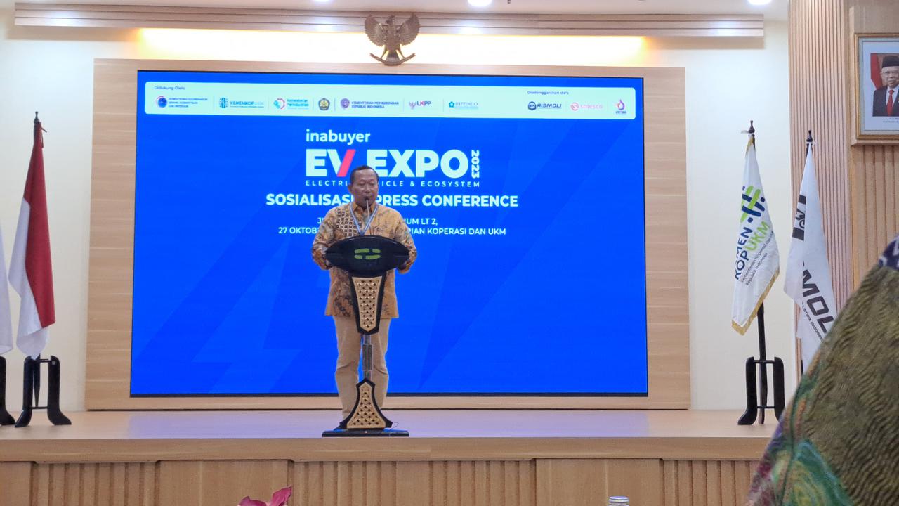 Ketua Umum Asosiasi Industri Motor Listrik Indonesia (Aismoli), Budi Setiadi  dalam acara konferensi pers Inabuyer EV Expo 2023, di Kantor Kementerian Koperasi dan UKM, Jakarta, Jumat (27/10/2023). (Ayu/Merdeka.com)