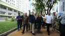 Menko PMK, Puan Maharani (keempat kiri) bersama Ketua INASGOC Erick Thohir (tengah) meninjau fasilitas wisma atlet Asian Games 2018 di Jakarta, Minggu (4/2). Puan didampingi CdM Asian Games 2018 Komjen Pol Syafruddin. (Liputan6.com/Helmi Fithriansyah)