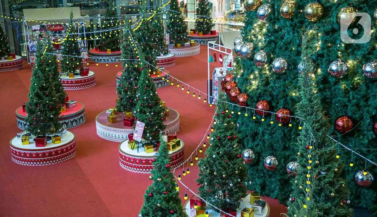 Pohon Natal Raksasa di Mall Taman Anggrek, Jakarta, Senin (21/12/2020). Mal ini juga memasang pohon Natal megah dikelilingi beberapa pohon cemara asli dihiasi bola-bola kecil berwarna merah dan silver. (Liputan6.com/Faizal Fanani)