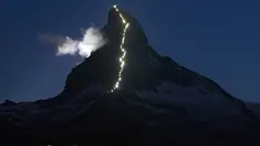 Deretan cahaya memanjang, terlihat di punggung gunung Matterhorn, Zermatt, Swiss, Senin (13/7/2015). Lampu tersebut dipasang merayakan keberhasilan Briton Edward Whymper, menaklukan puncak gunung Matterhorn pada 14 Juli 1865. (REUTERS/Denis Balibouse)
