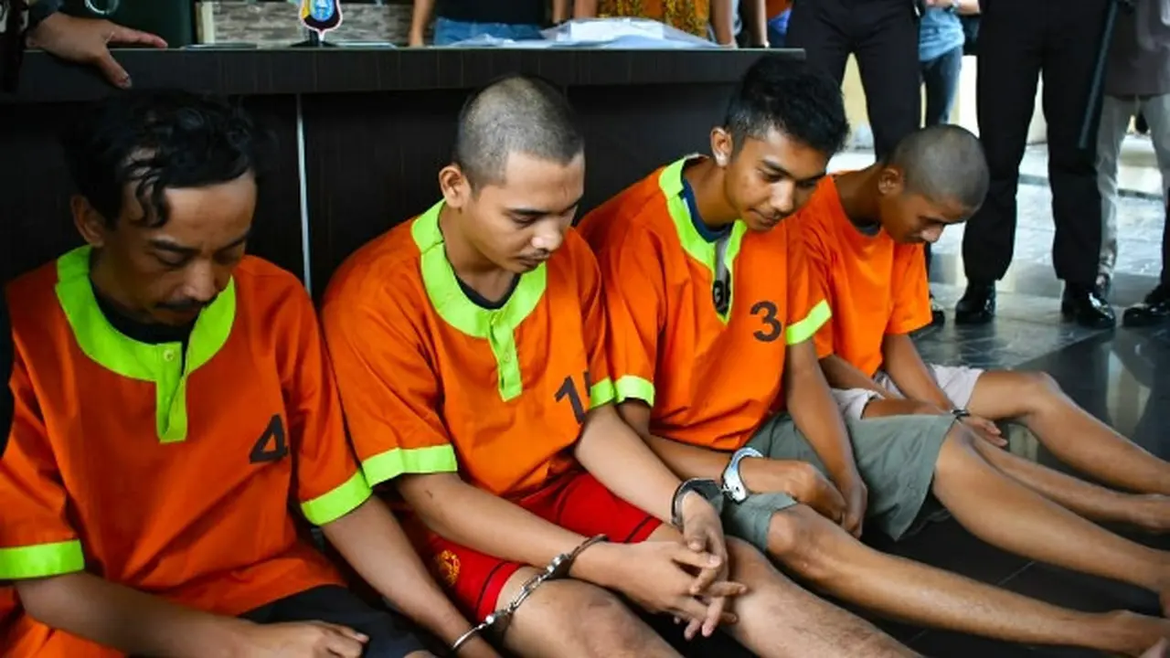 Pelaku kejahatan jalanan, salah satunya jambret yang seret korbannya di aspal dihadirkan di lobi Poresta Pekanbaru.