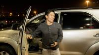 Rio Haryanto turun dari mobil saat tiba di Bandara Soekarno-Hatta, Tanggerang untuk berangkat ke Melbourne. (Bola.com/Vitalis Yogi Trisna)
