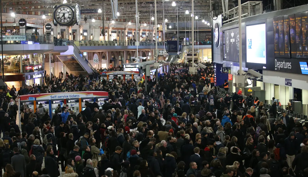 Calon penumpang berdesakan di lobi stasiun kereta bawah tanah Waterloo di pusat kota London, Senin (9/1). Ratusan warga London terlantar dan kesulitan berpergian akibat mogok kerja yang dilakukan oleh staf kereta bawah tanah. (Daniel Leal-Olivas/AFP)