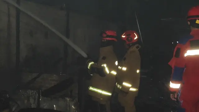 22 Kios dan Los di Pasar Pa'baeng-Baeng Makassar Hangus Terbakar