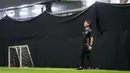 <p>Pelatih Jepang, Hajime Moriyasu memantau latihan perdana menjelang laga putaran ketiga Kualifikasi Piala Dunia 2026 melawan Timnas Indonesia yang berlangsung di Lapangan A, kompleks SUGK, Senayan, Jakarta, Senin (11/11/2024). (Bola.com/Bagaskara Lazuardi)</p>