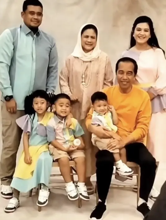 Ketiganya kompak mengenakan pakaian warna-warni pastel yang terlihat menggemaskan. Sedah mengenakan dress berlayer, sementara itu, Nahyan dan Saud mengenakan kemeja warna serasi.[@riomotret]