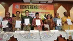Tokoh lintas Agama menunjukan pernyataan sikapnya saat menggelar Konferensi Pers di PBNU, Jakarta, Jumat (15/1/2016). Preskon ini terkait Apel Kebhinnekaan Lintas Iman Bela Negara "Menolak Radikalisme, Terorisme dan Narkoba" (Liputan6.com/Johan Tallo)