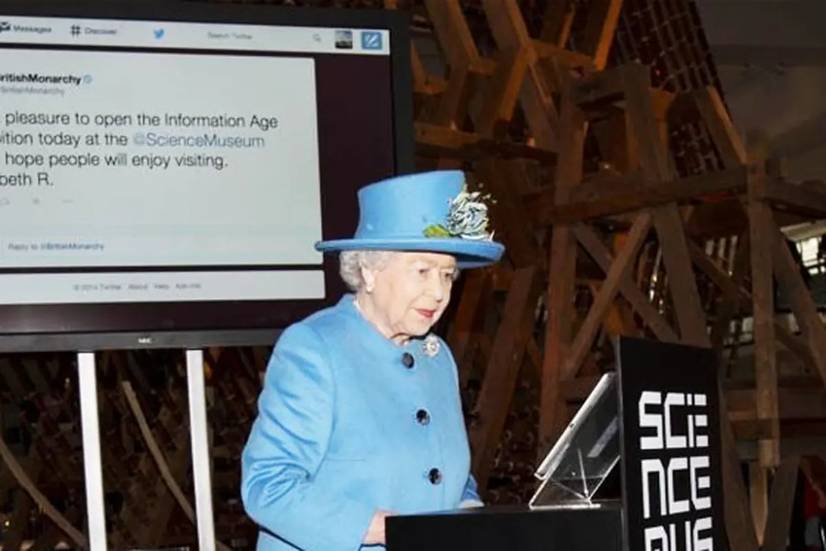 Ratu Elizabeth Main Twitter, Ini Tweet Pertamanya