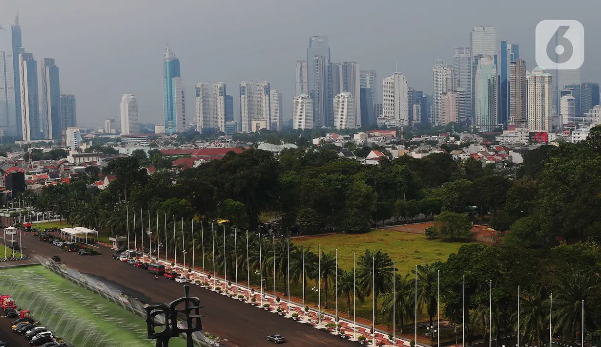 Suasana gedung-gedung bertingkat yang diselimuti kabut di kawasan Jakarta, Jumat (17/6/2022). Merujuk data IQAir pukul 08.21, kualitas udara Jakarta sempat menempati posisi teratas. Namun pukul 09.05, ibu kota Indonesia ini bergeser ke ranking dua, sementara Johannesburg, Afrika Selatan bertengger di peringkat pertama. (Liputan6.com/Angga Yuniar)