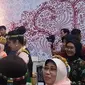 Wury Ma&rsquo;ruf Amin Buka Pameran Kriyanusa 2024, Pakai Baju Adat Kalimantan Timur dan Beli Jajanan Jadul.&nbsp; (Liputan6.com/Henry)