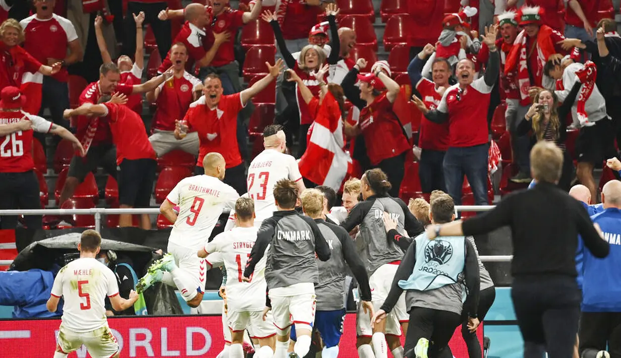 Para pemain melakukan selebrasi di depan para suporter Denmark usai peluit akhir pertandingan berbunyi. Mereka mengakhiri laga dengan kemenangan telak 4-1 atas Rusia. (Jonathan Nackstrand/Pool via AP)