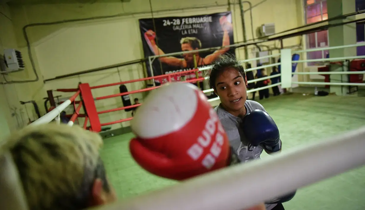 Steluta Duta (kiri) berlatih dengan Bianca Lacatusu selama sesi pelatihan di Buzau, Rumania (17/2/2020). Suatu hari di bulan Januari di 2002, Steluta melangkah melalui pintu gym tinju di kota Buzau dan memulai jalan yang tidak mungkin untuk menjadi atlet elit. (AFP/Daniel Mihailescu)